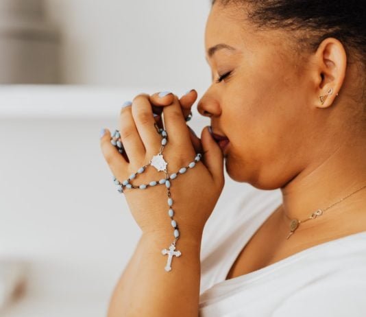 Jakie są historie o objawieniach i cudach w różnych tradycjach?