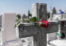 Co oznaczają elementy dekoracyjne nagrobka?