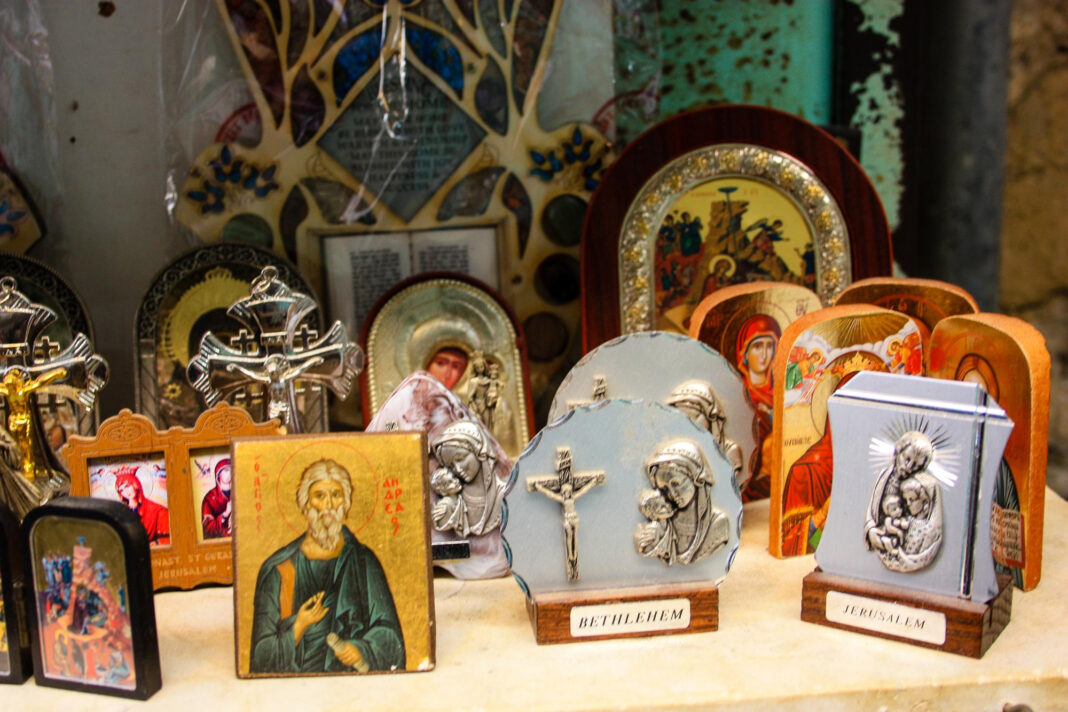 Sklep internetowy z dewocjonaliami – jak połączyć tradycję z nowoczesnością?