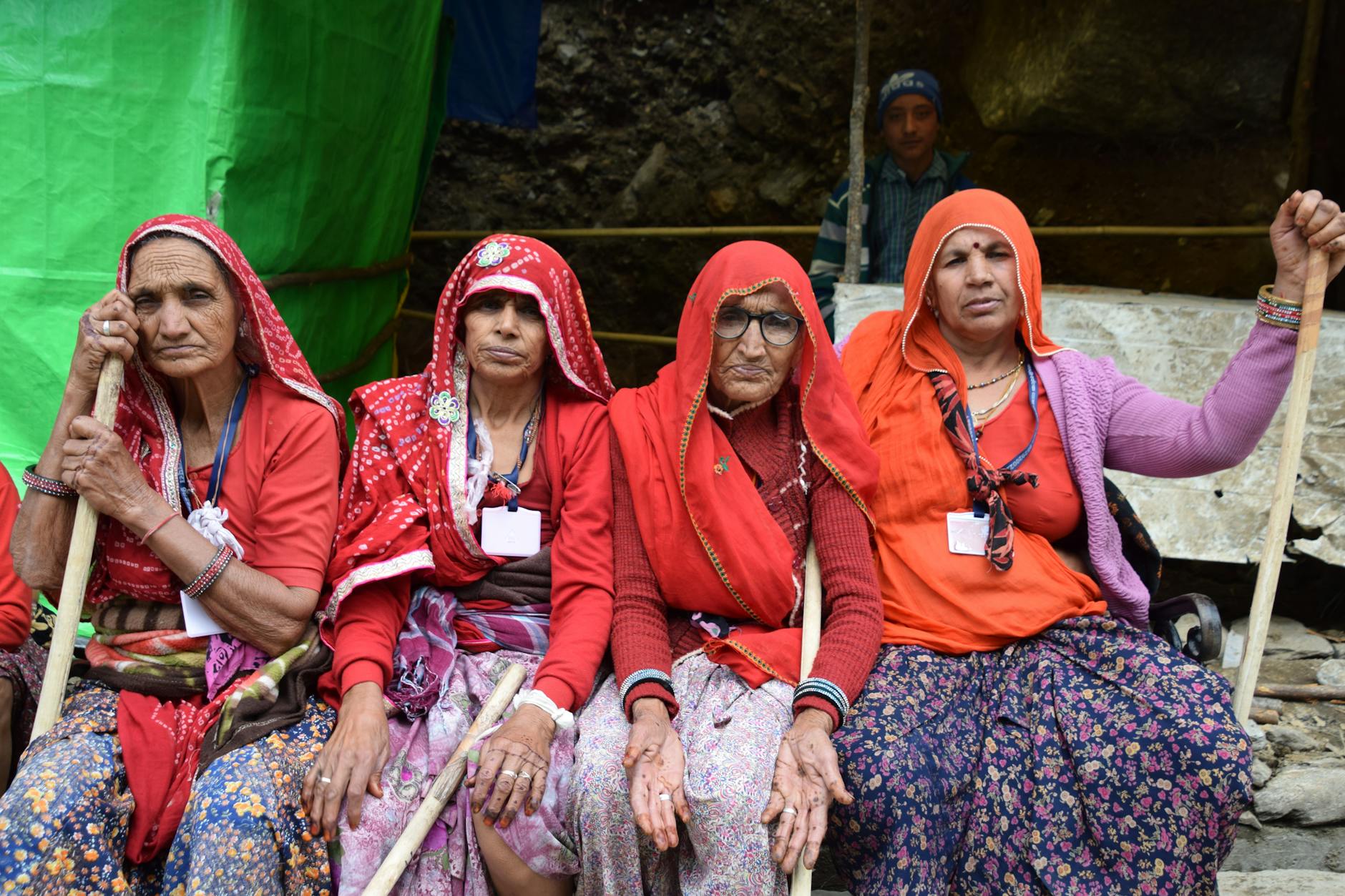 Cztery starsze pielgrzymki w tradycyjnych strojach w Kedarnath