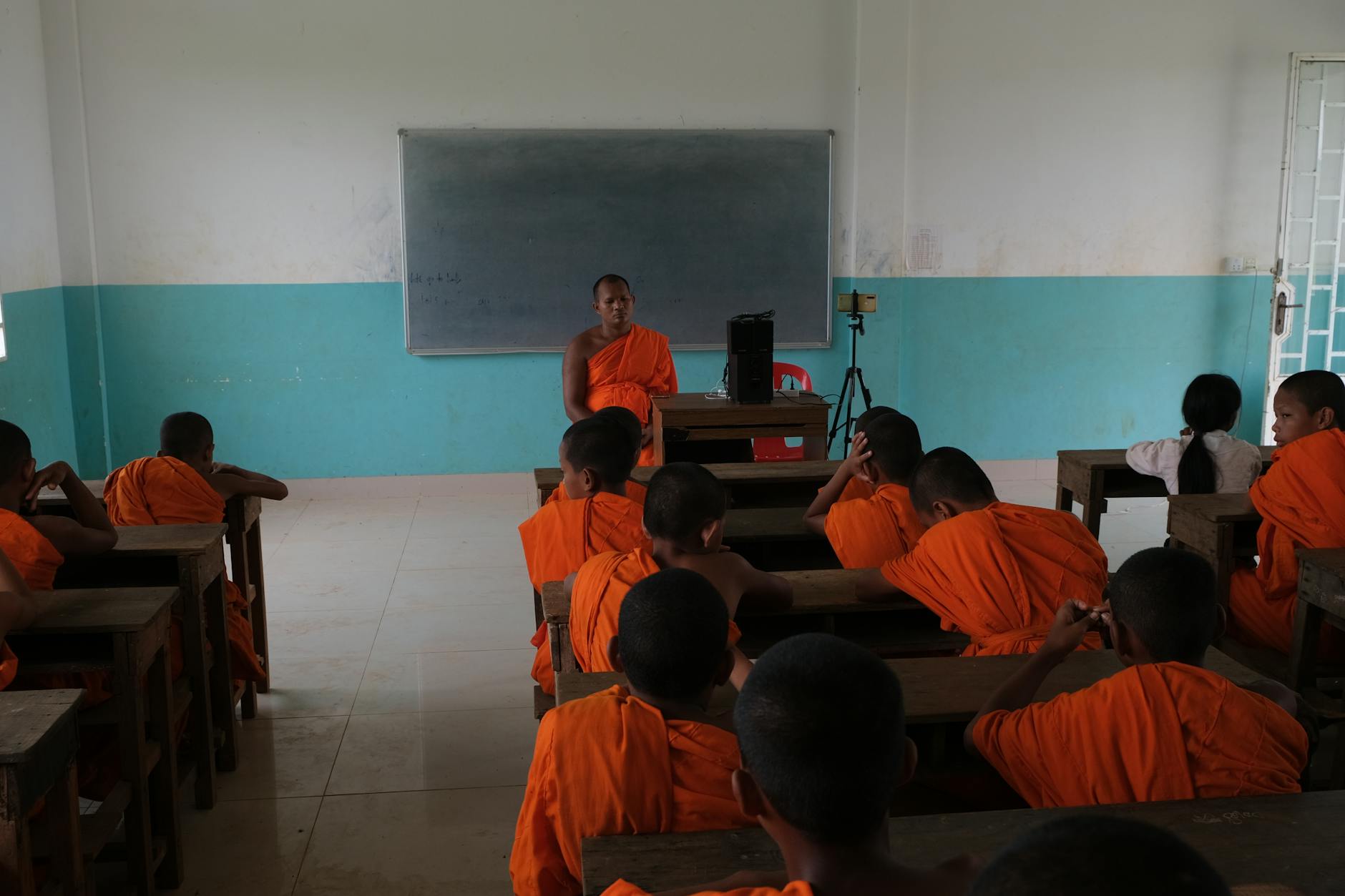 Młodzi buddyjscy mnisi uczą się razem w klasie w Kambodży