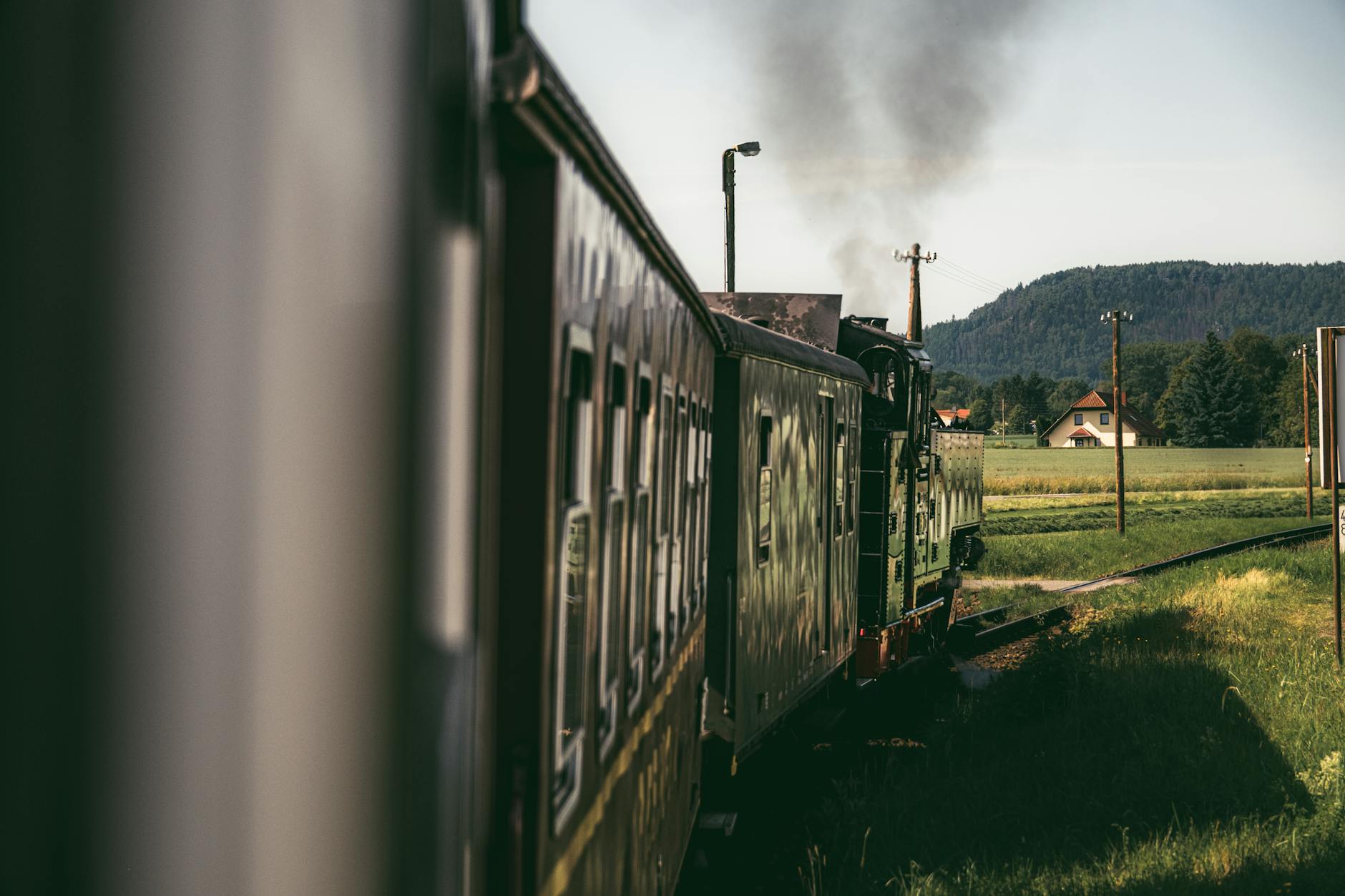 Zabytkowa lokomotywa parowa na malowniczej trasie pod Zittau