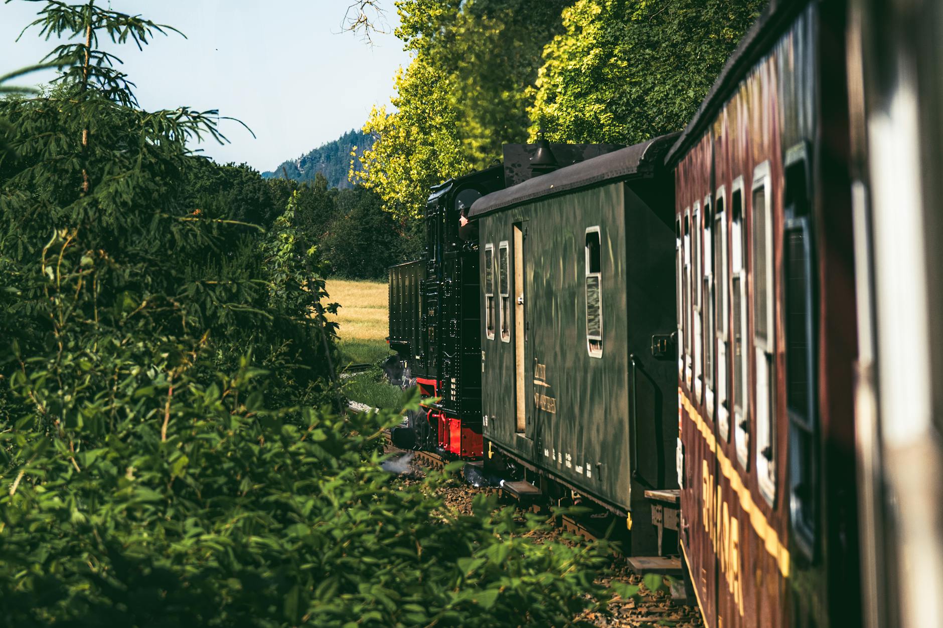 Zabytkowy parowóz jedzie przez malowniczą wieś koło Zittau w Niemczech