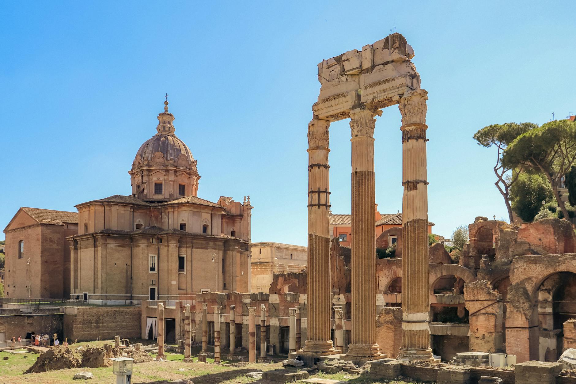 Ruiny Forum Romanum z kolumnami i kościołem na tle błękitnego nieba
