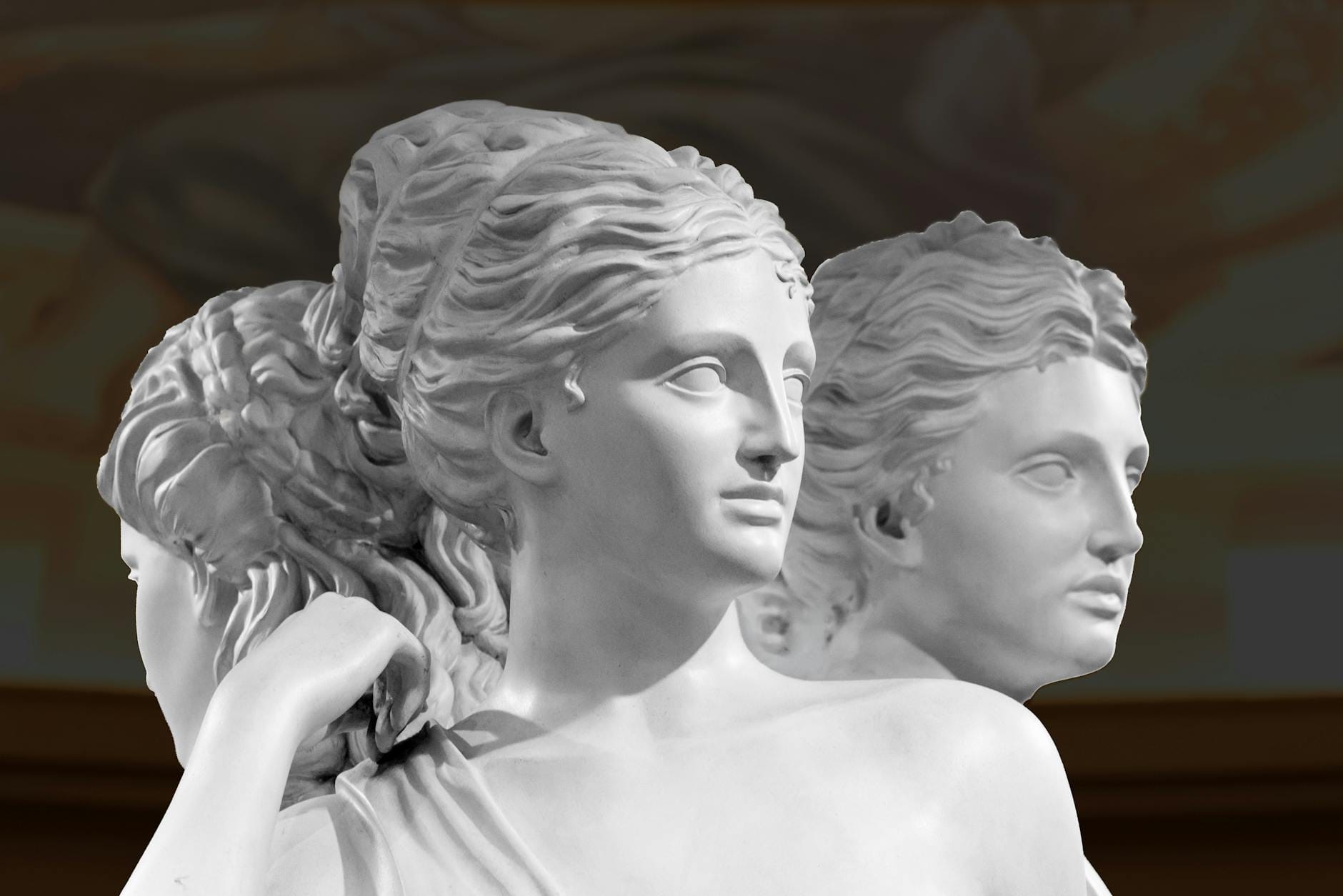 Marmurowa rzeźba Trzech Gracji nawiązuje do greckiej mitologii