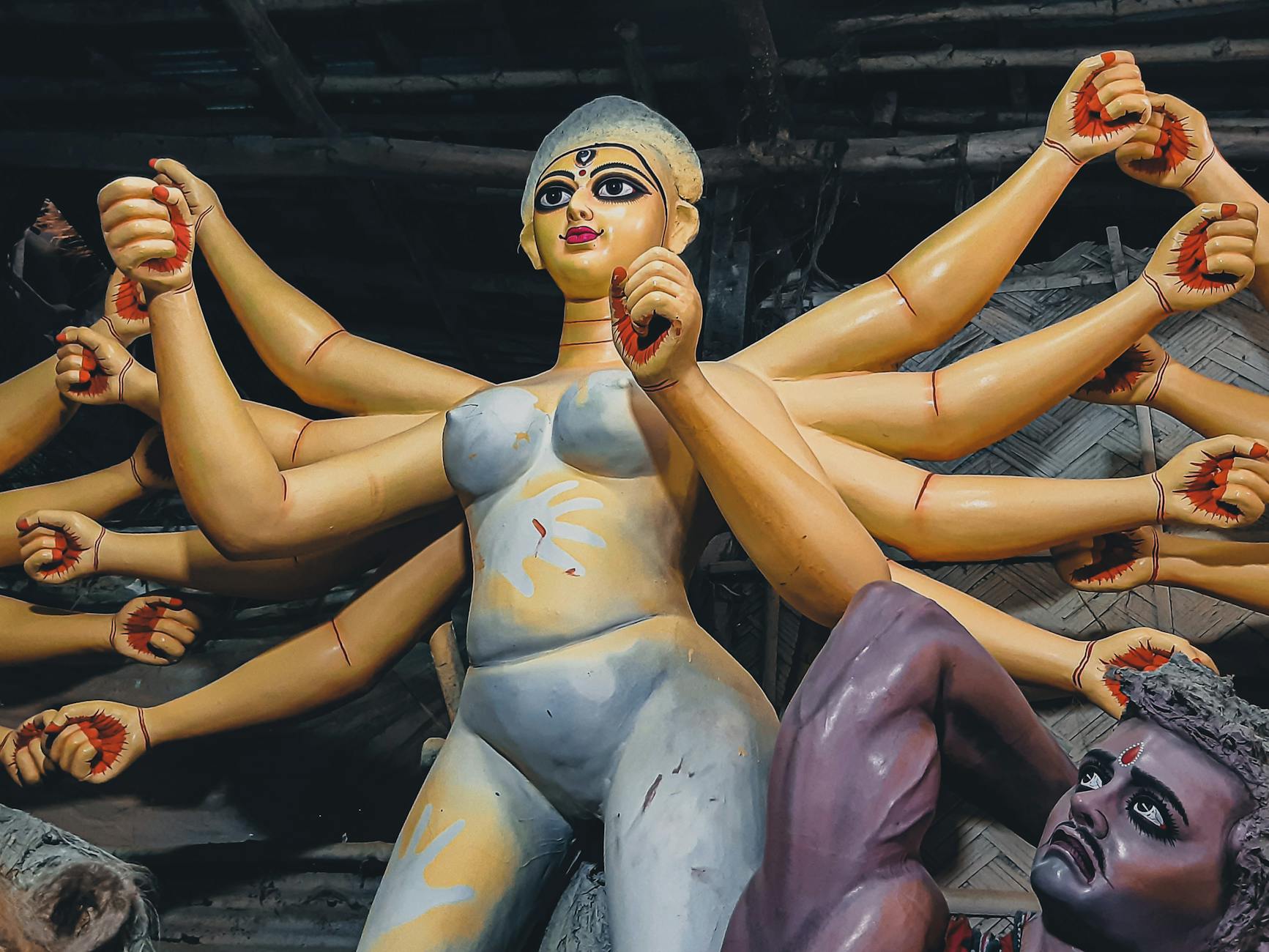 Ręczne tworzenie posągu bogini Durgi w Kolkacie przed Durga Puja