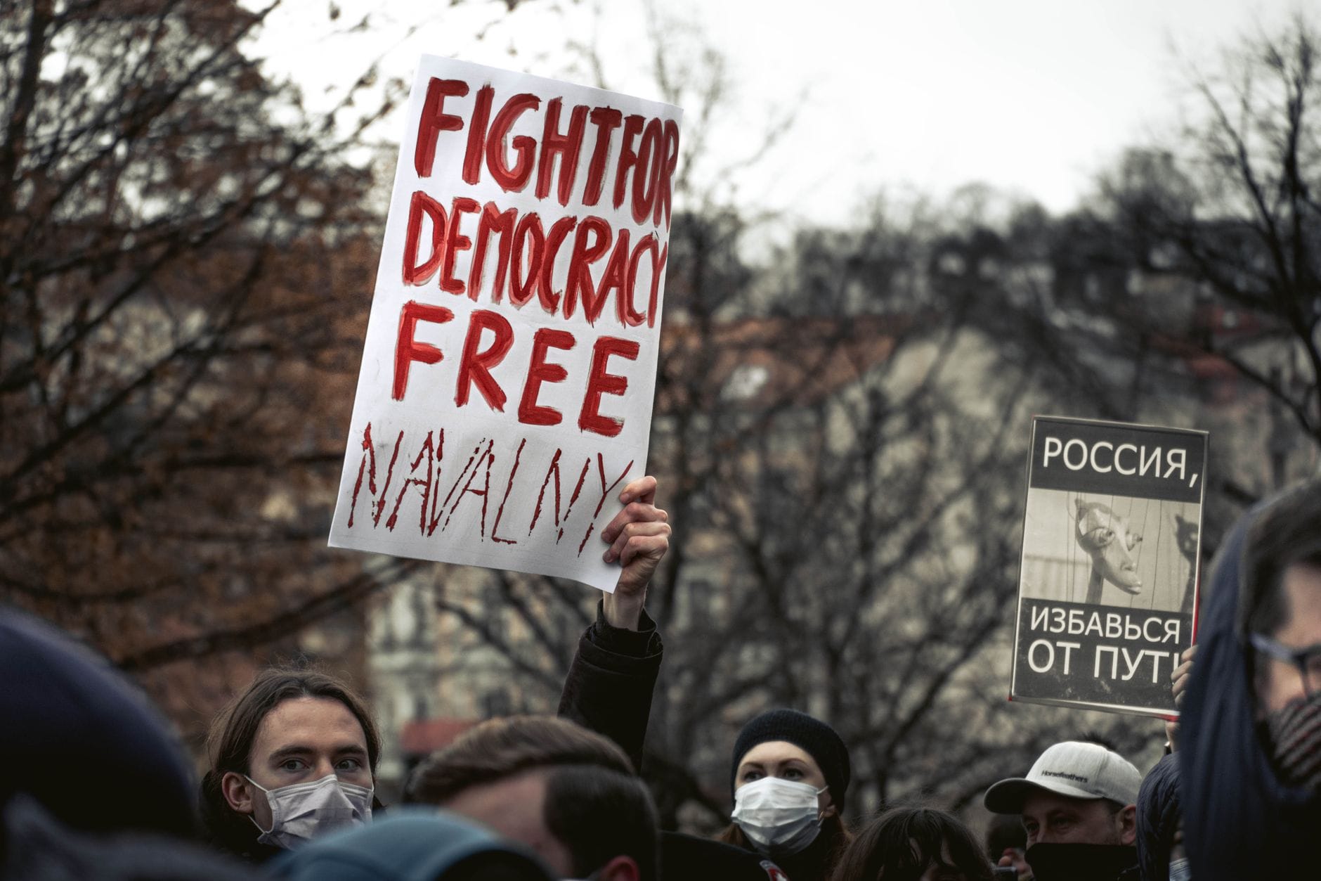 Demonstranci w Pradze z transparentami w obronie demokracji Demonstranci w Pradze z transparentami w obronie demokracji