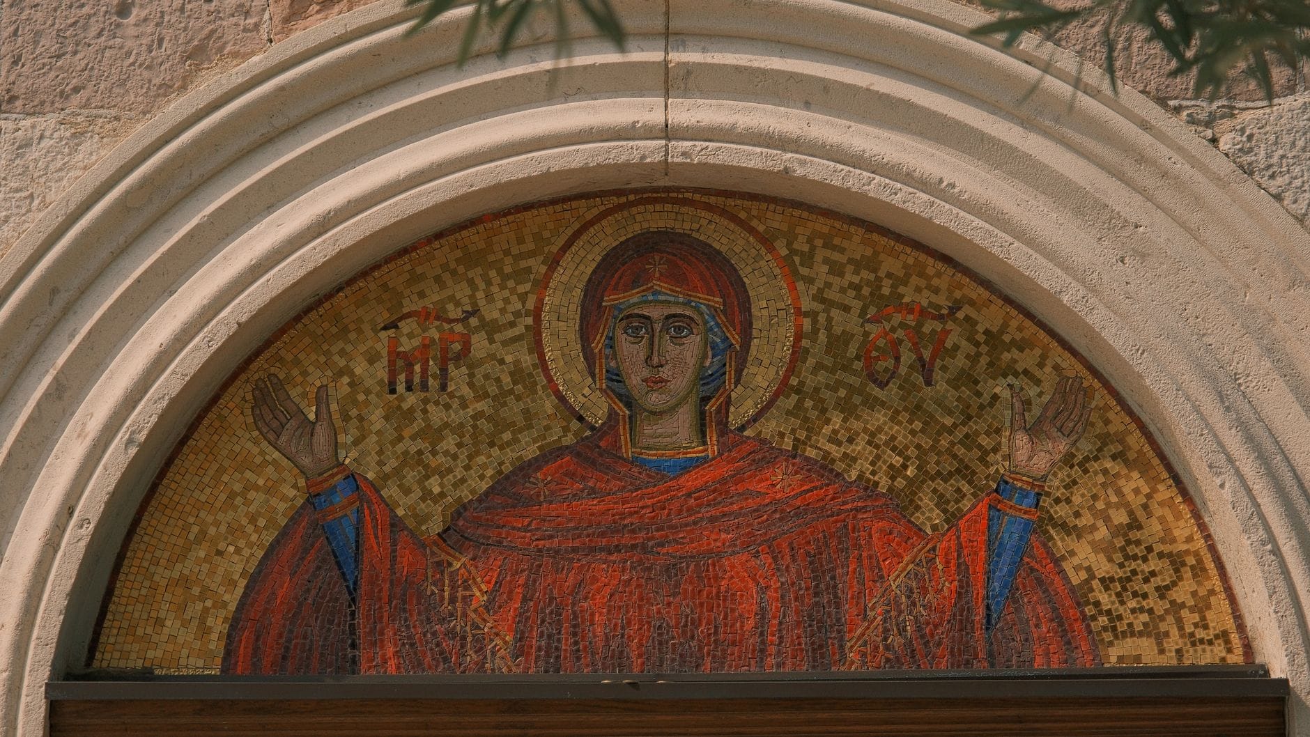 Mozaika Matki Boskiej przy wejściu do kościoła