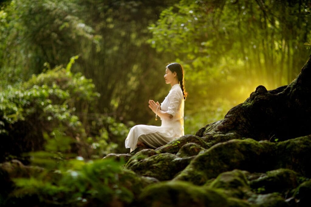 Vipassana czy świecki mindfulness? Kluczowe różnice, cele i podejście do umysłu
