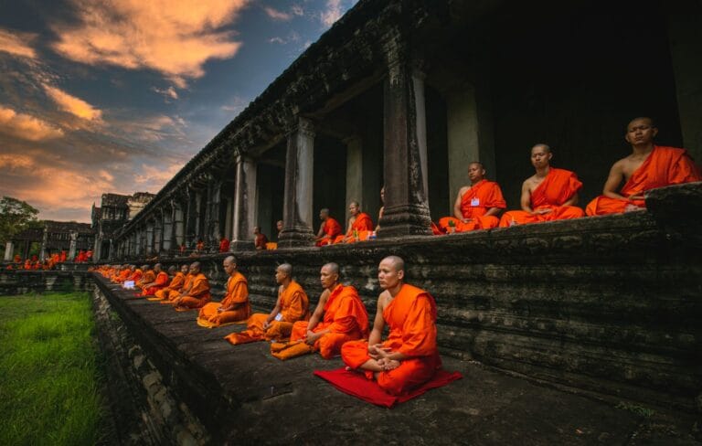 Vipassana czy świecki mindfulness? Kluczowe różnice, cele i podejście do umysłu