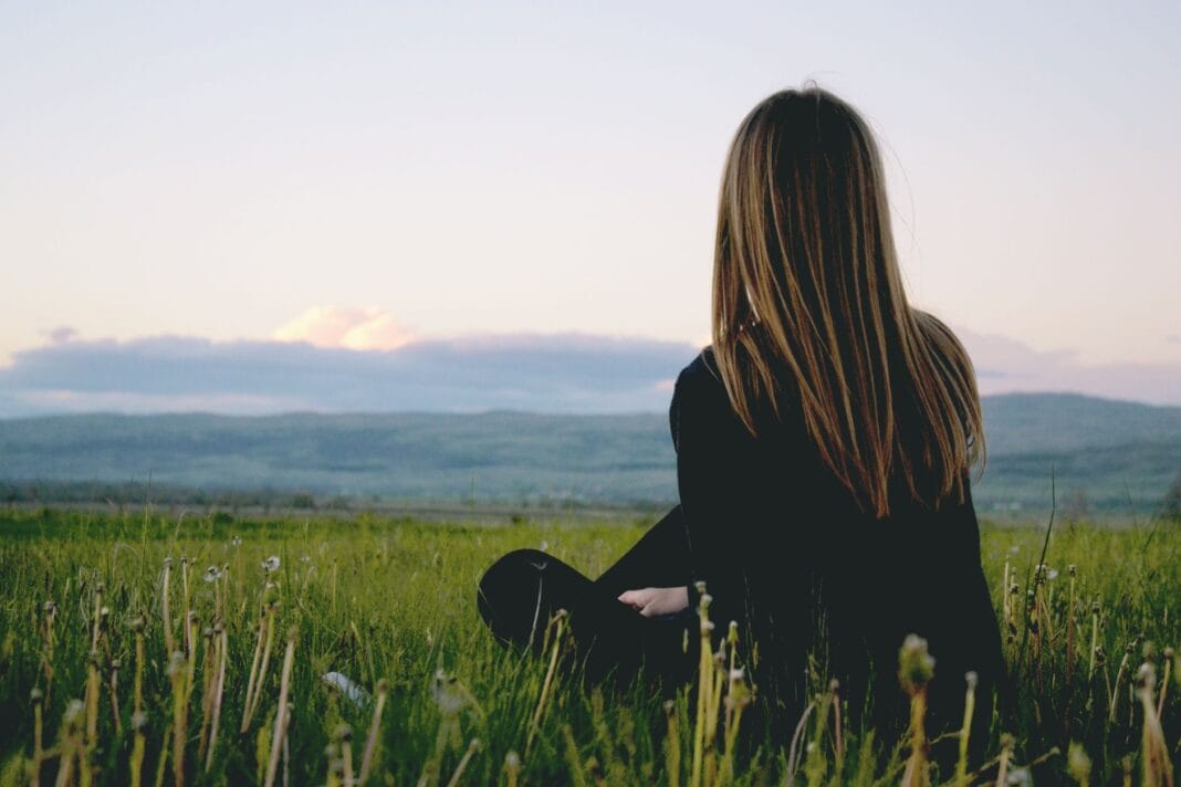 Vipassana czy świecki mindfulness? Kluczowe różnice, cele i podejście do umysłu Vipassana czy świecki mindfulness? Kluczowe różnice, cele i podejście do umysłu