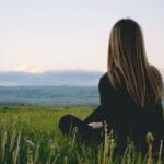 Vipassana czy świecki mindfulness? Kluczowe różnice, cele i podejście do umysłu